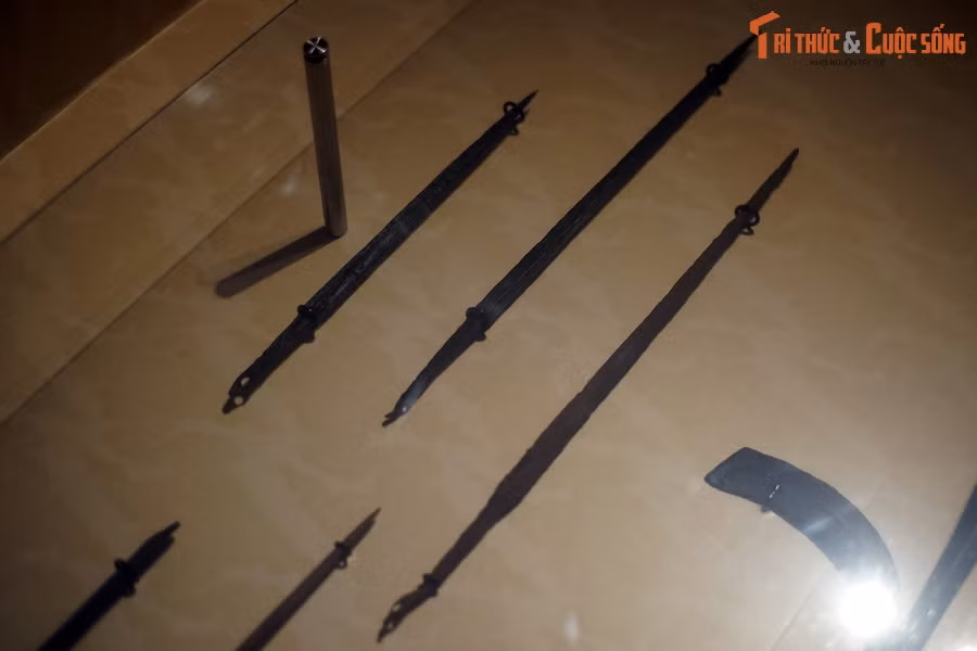 Kỹ thuật chế tác vũ khí Trường Giảng Võ chủ yếu theo phương pháp rèn đập thủ công, mũi tên, súng lệnh được đúc, nên không trùng lặp với bất cứ sưu tập vũ khí nào ở Việt Nam hiện có. Ảnh: Đầu mũi trường, một loại vũ khí có cán rất dài, dùng để đâm.