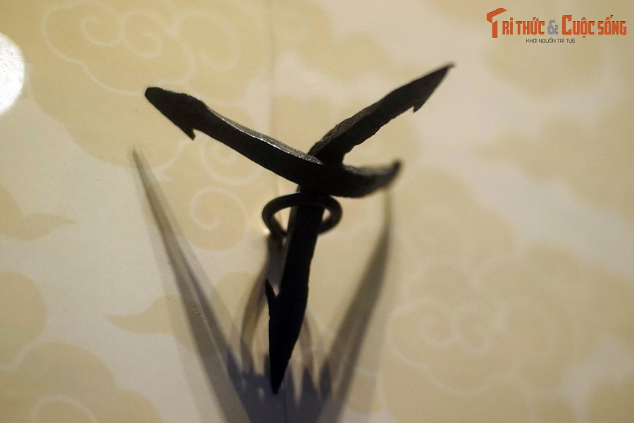 Hiện tại, công chúng có thể chiêm ngưỡng Bảo vật quốc gia Sưu tập vũ khí trường Giảng Võ qua trưng bày chuyên đề “Giảng Võ trường và bộ sưu tập vũ khí thời Lê” của Bảo tàng Hà Nội. Ảnh: Một chiếc chông củ ấu (chông rắc).