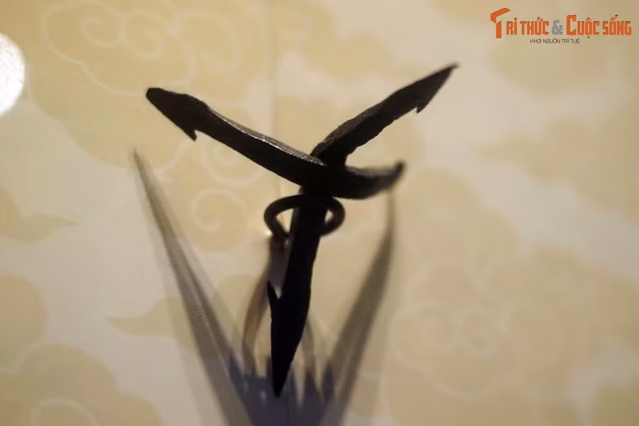 Hiện tại, công chúng có thể chiêm ngưỡng Bảo vật quốc gia Sưu tập vũ khí trường Giảng Võ qua trưng bày chuyên đề “Giảng Võ trường và bộ sưu tập vũ khí thời Lê” của Bảo tàng Hà Nội. Ảnh: Một chiếc chông củ ấu (chông rắc).