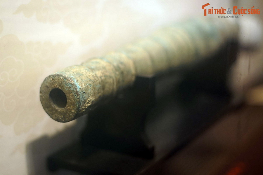 Theo đánh giá của các nhà nghiên cứu, vũ khí Trường Giảng Võ đơn giản nhưng có tính sát thương vô cùng cao. Những chiếc giáo có phần lưỡi chỉ là một thanh sắt nhọn. Câu liêm chỉ là một thanh sắt được uốn cong, hay súng lệnh chỉ được thêm cán dài bằng gỗ lim, không phải bằng đồng. Ảnh: Một khẩu súng lệnh.