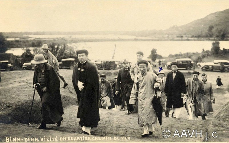 Vua Bảo Đại thăm một huyện ở tỉnh Bình Định. Phía xa là đoàn xe hơi chở vua và đoàn tùy tùng.