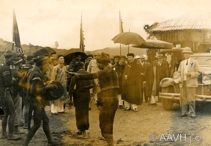 Đồng bào Thượng thực hiện điệu múa nghi lễ khi vua Bảo Đại thăm đập Đồng Cam ở phú Yên.