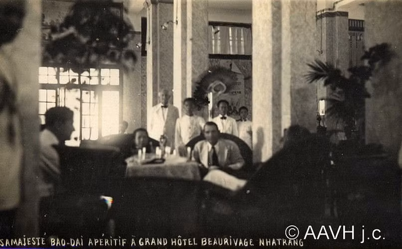 Vua Bảo Đại nghỉ ngơi trong khách sạn Grand ở Nha Trang, Khánh Hòa.