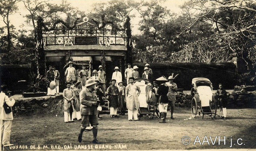 Vua Bảo Đại thăm khu lăng mộ hoàng gia ở Chiêm Sơn, Duy Trinh, Quảng Nam, nơi có mộ phần các quý phi thời chúa Nguyễn.