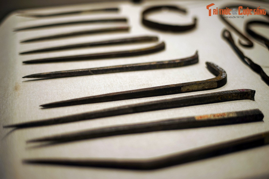 Đinh dài có chiều dài 20-30 cm, dày và nặng. Không chỉ sử dụng để đóng vào công trình gỗ, chúng còn có thể được sử dụng như bàn chông cơ động.