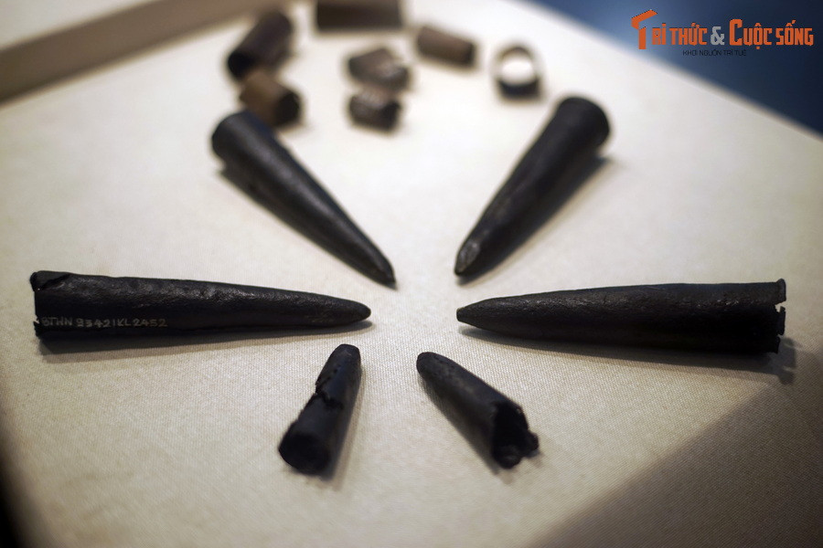 Những vật hình chóp nhọn này là loại khâu được dùng để bịt phần cuối cán, phía dưới chỗ cầm vũ khí. Chúng có kích cỡ khác nhau, phù hợp với kích cỡ của chiếc cán đi kèm.