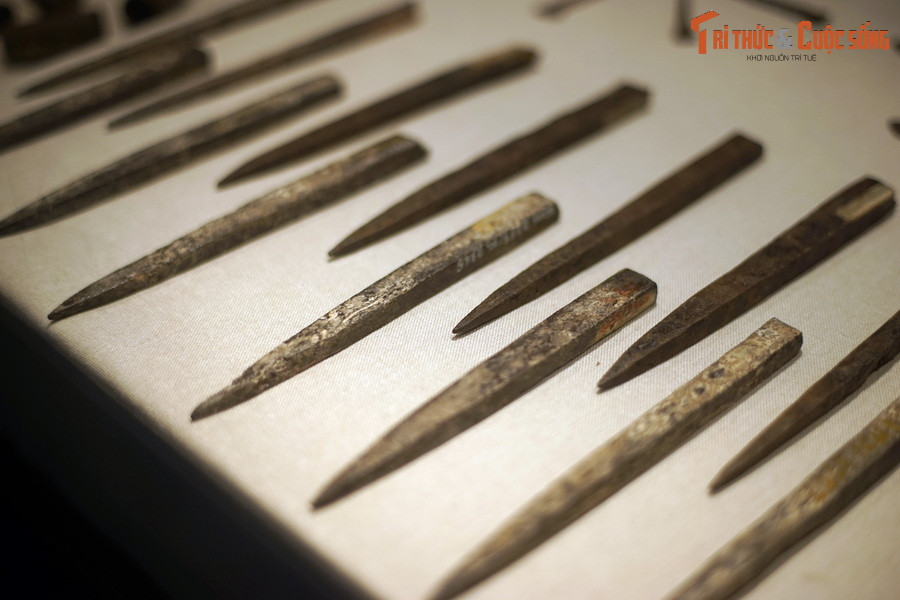 Những thanh sắt nhọn một đầu, có hình dạng và kích thước khác nhau này được gọi là phác vật vũ khí. Đây là phần thô sẽ được thợ rèn gia công để tạo thành các loại vũ khí khác nhau, gồm phần lưỡi và phần chuôi tra cán.