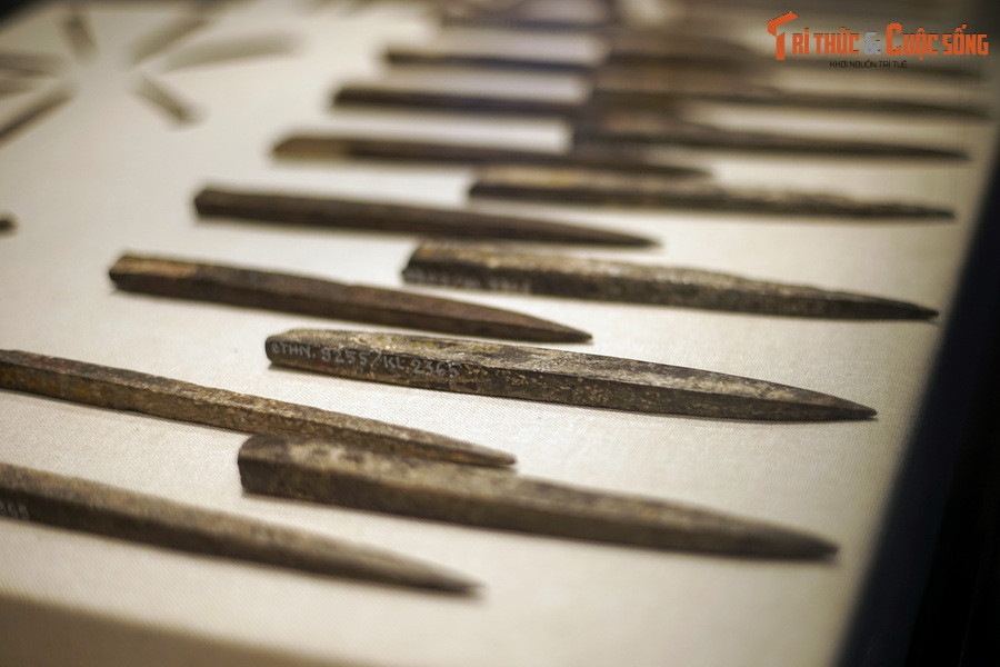Những phác vật này được gia công rèn đơn chiếc nên có trọng lượng, độ dài, tiết diện thân, độ nhọn của mũi... khác nhau.
