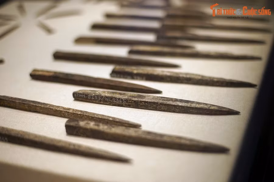 Những phác vật này được gia công rèn đơn chiếc nên có trọng lượng, độ dài, tiết diện thân, độ nhọn của mũi... khác nhau.