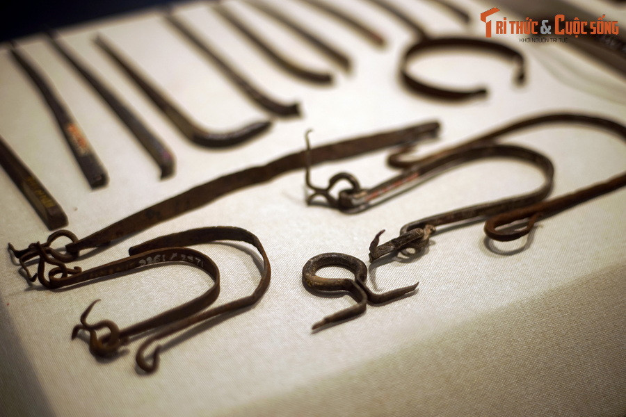 Vòng chữ U là những thanh sắt dài được uốn cong hình chữ U, hai đầu vòng có dạng đinh khuy hai chẽ. Những vật dụng này dùng để làm giá treo hay móc đồ vật.