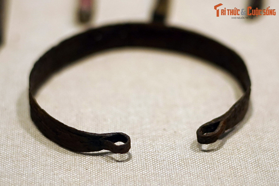 Vòng khóa chân ngựa có dạng hình như một chiếc khuyên. Khi khóa chân ngựa người ta móc dây xích vào hai mấu uốn tròn ở hai đầu vòng.