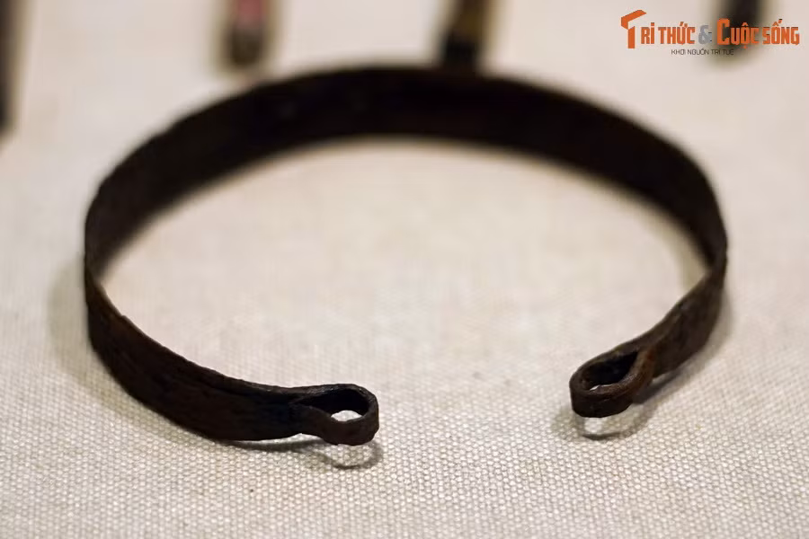 Vòng khóa chân ngựa có dạng hình như một chiếc khuyên. Khi khóa chân ngựa người ta móc dây xích vào hai mấu uốn tròn ở hai đầu vòng.