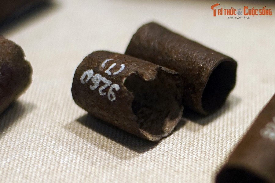 Tất cả các loại hình vũ khí như giáo, lao, câu liêm, mũi trường... đều có chuôi tra cán, phải làm khâu sắt bao bên ngoài, để khi đâm, chém tác động một lực mạnh thì cán không bị nứt vỡ.