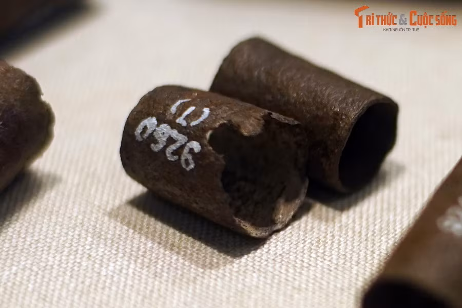 Tất cả các loại hình vũ khí như giáo, lao, câu liêm, mũi trường... đều có chuôi tra cán, phải làm khâu sắt bao bên ngoài, để khi đâm, chém tác động một lực mạnh thì cán không bị nứt vỡ.