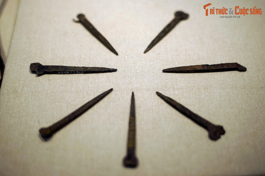 Những chiếc đinh ngắn tìm được ở Giảng Võ trường có hình dạng tương đối đều nhau, dài 6-8 cm, có đầu to là mũ đinh có dạng bẹt, đầu nhỏ là mũi đinh. Chúng được dùng để đóng thuyền, làm nhà.