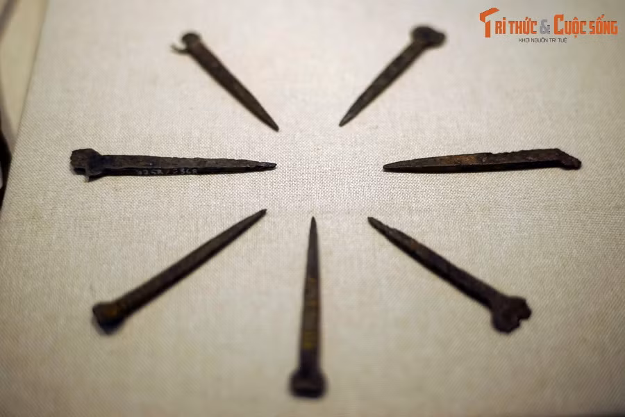 Những chiếc đinh ngắn tìm được ở Giảng Võ trường có hình dạng tương đối đều nhau, dài 6-8 cm, có đầu to là mũ đinh có dạng bẹt, đầu nhỏ là mũi đinh. Chúng được dùng để đóng thuyền, làm nhà.