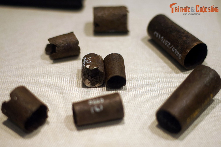 Các cổ vật này được gọi là khâu sắt. Đây là phần bảo vệ đầu cán tre/gỗ khi tra cán vũ khí. Khâu sắt kích thước to nhỏ khác nhau để phù hợp với từng loại vũ khí. Hiện vật được giới thiệu trong trưng bày chuyên đề "Giảng Võ trường và sưu tập vũ khí thời Lê" của Bảo tàng Hà Nội.