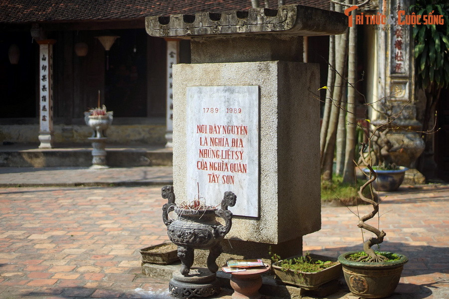 Trên tấm bia này ghi nội dung: "1789-1989. Nơi đây nguyên là nghĩa địa những liệt sỹ của nghĩa quân Tây Sơn".