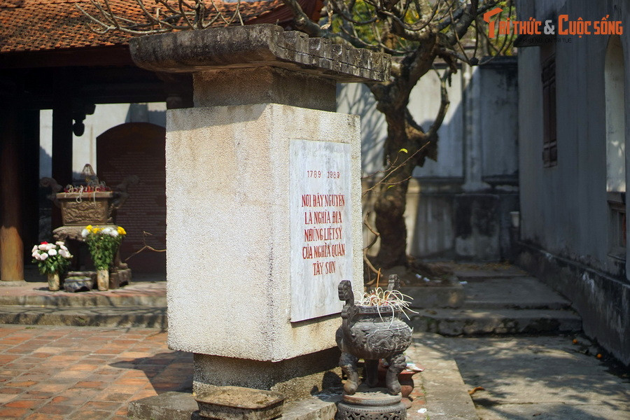 Để ghi nhớ việc các liệt sĩ Tây Sơn được an táng trong khu vực, vào năm 1989, nhân kỷ niệm 200 năm chiến thắng Ngọc Hồi - Đống Đa, một tấm bia tưởng niệm đã được dựng trong sân chùa Kim Sơn.