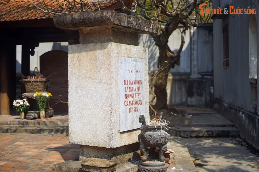 Để ghi nhớ việc các liệt sĩ Tây Sơn được an táng trong khu vực, vào năm 1989, nhân kỷ niệm 200 năm chiến thắng Ngọc Hồi - Đống Đa, một tấm bia tưởng niệm đã được dựng trong sân chùa Kim Sơn.