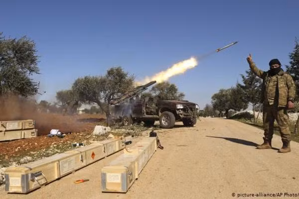 Tổ chức Wa Harid al-Muminin (một chi nhánh trực thuộc al-Qaeda) đã nhận trách nhiệm về vụ tấn công trên, tổ chức Wa Harid al-Muminin được thành lập vào tháng 10 năm 2018 với mục đích phá hoại bất kỳ thỏa thuận hòa bình nào thuộc tỉnh Idlib. Nguồn ảnh: South Front.