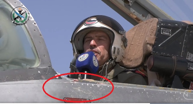 Những vết xước trên thân máy bay cùng với các chi tiết bị gỉ sét cho thấy rõ ràng sự xuống cấp của những chiến đấu cơ này.