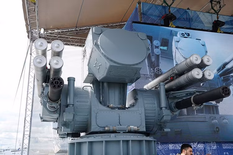 Ngoài những hệ thống tên lửa đánh chặn tầm xa, tàu sân bay Nga còn trang bị hệ thống đánh chặn tầm gần cực nguy hiểm.