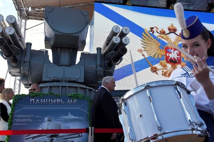 Module tác chiến của hệ thống này có ký hiệu là 3R-99E, chúng hoạt động hoàn toàn tự động, mỗi module tác chiến gồm 8 tên lửa Sosna-R. Tên lửa Sosna-R được lắp sẵn trong ống phóng cùng với 2 bệ pháo 6 nòng tự động cỡ 30mm AO-18KD (với 1.500 viên đạn).