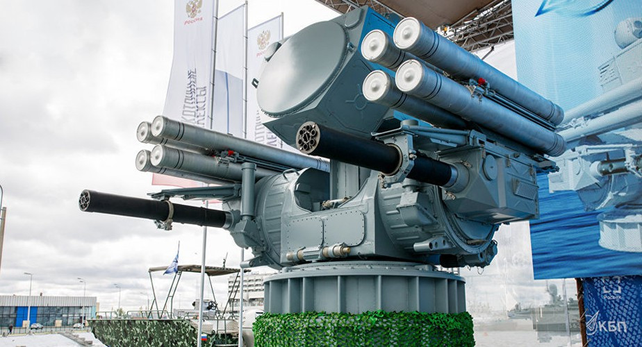 Triết lý tác chiến của Nga là tàu sân bay có thể tự phòng thủ một mình khi cần thiết, vì vậy chúng được trang bị hệ thống vũ khí đồ sộ.