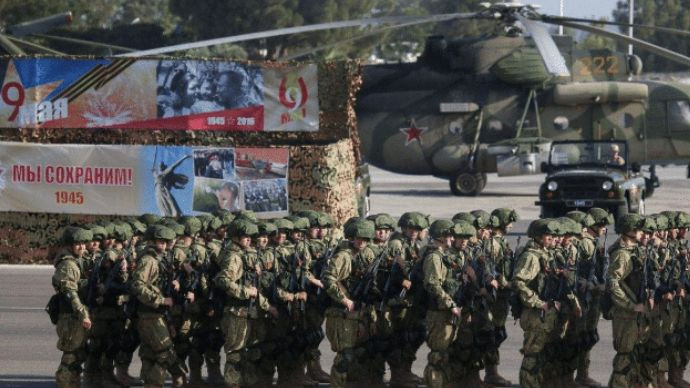 10 Lần này, Tổng thống Nga Putin không còn đứng bên cạnh và theo dõi tình huống quân đội Iran bị Israel "săn - diệt" nữa, mà cho phép máy bay vận tải của Iran sử dụng căn cứ không quân Khmeimim, nơi được ví là căn cứ "bất khả xâm phạm" của Nga tại Syria làm nơi hạ cánh.