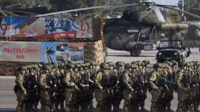 10 Lần này, Tổng thống Nga Putin không còn đứng bên cạnh và theo dõi tình huống quân đội Iran bị Israel "săn - diệt" nữa, mà cho phép máy bay vận tải của Iran sử dụng căn cứ không quân Khmeimim, nơi được ví là căn cứ "bất khả xâm phạm" của Nga tại Syria làm nơi hạ cánh.