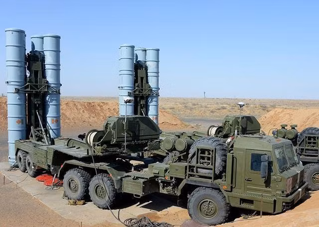 Cùng với đó là lưới lửa hỏa lực phòng không cực kỳ dày đặc được triển khai tại đây và bất kỳ máy bay chiến đấu tấn công nào cũng sẽ được "chào đón nồng nhiệt" bằng cơn mưa tên lửa phóng lên.