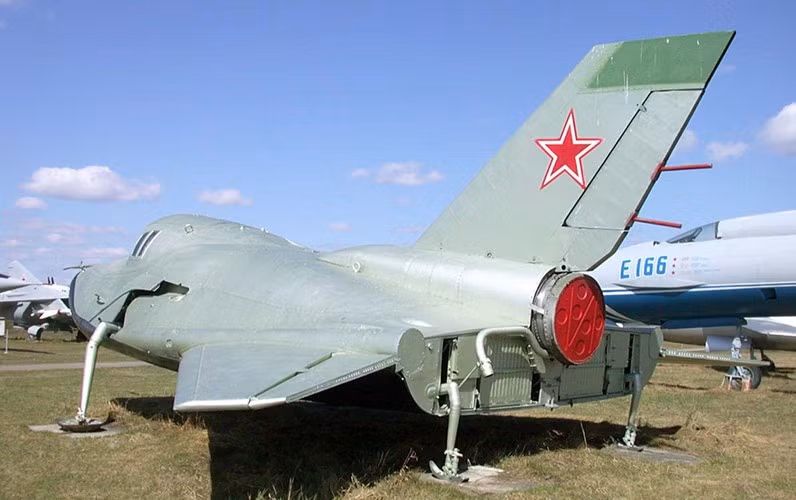 Nhưng giới chuyên gia nhìn nhận rằng so sánh bên ngoài thì X-37B khác biệt MiG-105 rất nhiều, chưa kể chiếc MiG-105 của Liên Xô chỉ đơn thuần là ý tưởng, chưa thực hiện được những chuyến bay thành công như X-37B.