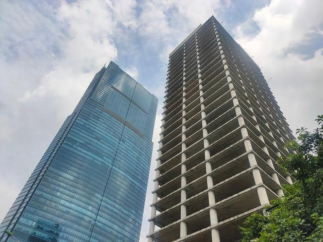 Toà tháp Vicem Tower nằm “trơ xương” bên toà nhà Keangnam cạnh đường vành đai 3. 