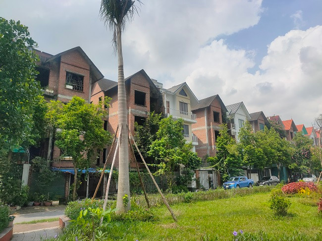 Bên cạnh đó, tại khu đô thị này, ngoài những căn biệt thự liền kề đã được đưa vào sử dụng thì vẫn còn khá nhiều căn mới xây dựng thô và để hoang. 