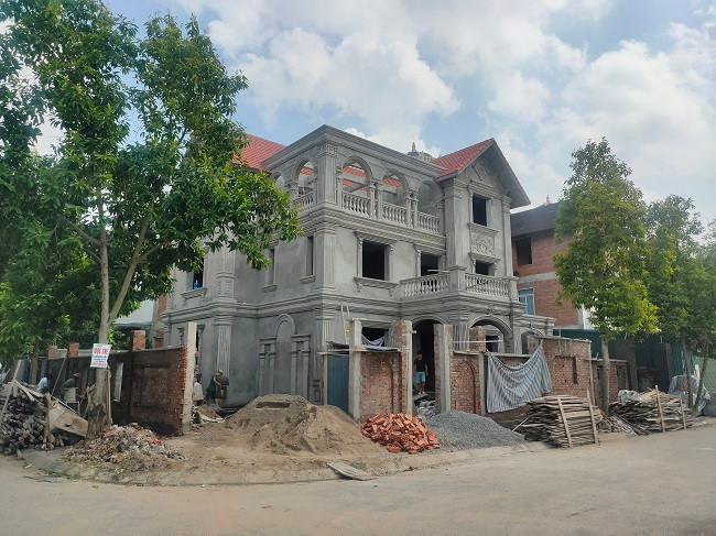 Quan sát bằng mắt thường có thể thấy công trình này xây dựng khác so với tổng thể các căn biệt thự khác. 