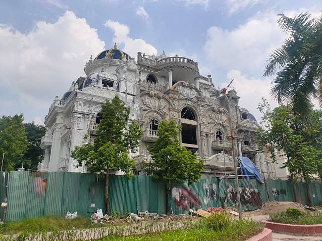 Cận cảnh một tòa “lâu đài” được xây dựng với chiều cao vượt trội, thi công theo lối kiến trúc mái vòm khác biệt so với các quy hoạch, kiến trúc chung của các khu. 