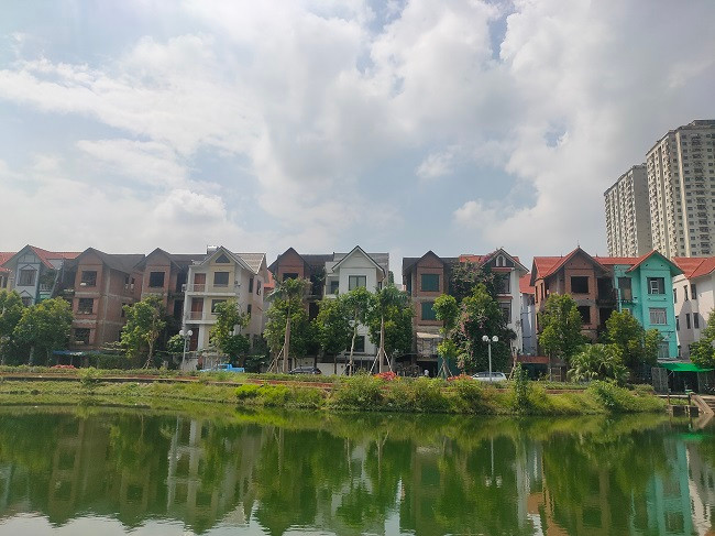 Được biết, trên website của Hanhud giới thiệu dự án Khu đô thị mới Cầu Bươu có tổng mức đầu tư hơn 1.475 tỷ đồng; các khu biệt thự 2,5 và 3 tầng (BT1 đến BT7) với tổng diện tích khoảng 28.749m2 được bố trí vào giữa khu đô thị, phía Bắc giáp công viên cây xanh. 