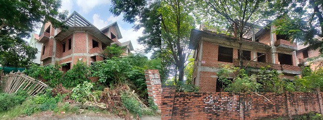 Nỗi "ám ảnh" khi lần đầu nhìn thấy không gian bên ngoài các căn biệt thự như thế này. 