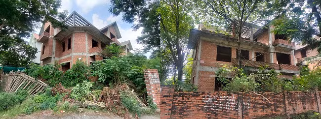 Nỗi "ám ảnh" khi lần đầu nhìn thấy không gian bên ngoài các căn biệt thự như thế này. 