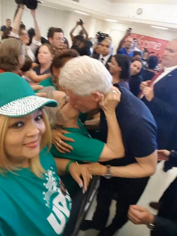 Ung vien Hillary Clinton kho vi anh chong gay bao mang