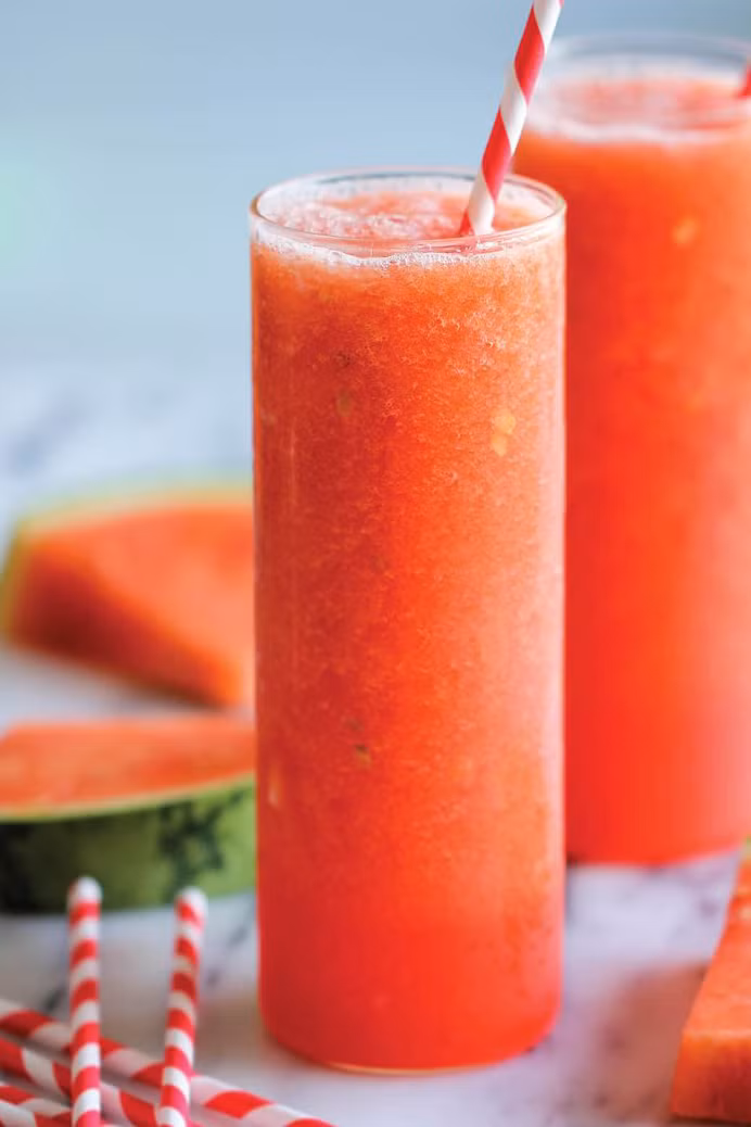 Nước ép dưa hấu. 1ml nước dứa hấu chứa 45calo sẽ trở thành một thành phần tuyệt vời cho đồ uống mùa hè. Bạn có thể sử dụng dưa hấu cho nước ép mà không cần dùng đến đường. Dưa hấu tốt cho vòng eo, giảm nguy cơ mắc bệnh ung thư và bệnh tim.