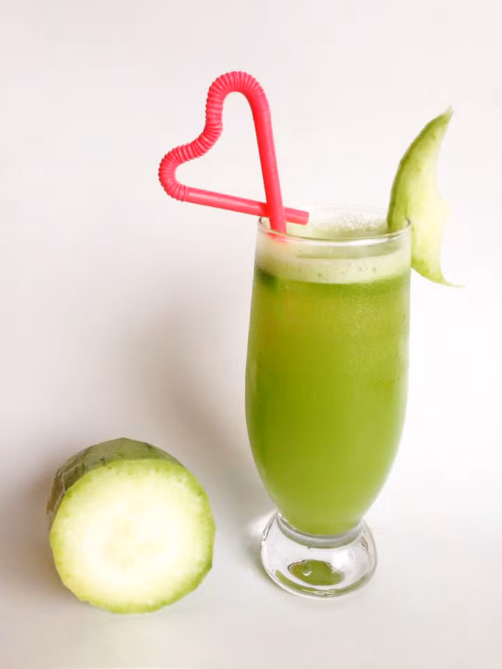 Nước ép bí đao. Bí đao còn gọi là bí xanh, tính mát, có công dụng giải nhiệt, làm tan đàm, mát ruột và hết khát, lợi tiểu, giải độc, giảm béo. Nước ép bí đao giúp giải nhiệt, giải khát trong mùa hè rất tốt, lại có tác dụng chống cảm nắng, cảm nóng, mụn nhọt, lở ngứa, rôm sảy…