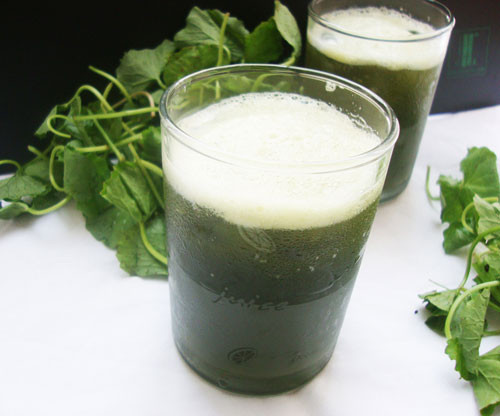 Nước rau má. Rau má vị ngọt, tính mát, là loại đồ uống thanh lọc cơ thể, làm mát gan và lợi tiểu. Để giải độc lá ngón hoặc say sắn lấy cả cây rau má rửa sạch, giã nát, hòa với nước ấm rồi gạn lấy nước uống. Để chữa ngộ độc nấm cũng làm như trên hoặc lấy rau má 160g đem sắc với 80g đường phèn lấy nước uống hoặc lấy 160g rau má và 400g củ cải tươi, rửa sạch, giã nát, ép lấy nước uống.