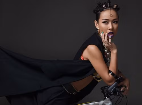 Dù vậy, nữ ca sĩ vẫn hào hứng chia sẻ: “Khi mới nghe thông báo bản thân tôi cũng có một chút hoang mang, lo lắng. Là do mình cố gắng chưa đủ hay do lời khen quá nhiều thì bị phản tác dụng? Sau một đêm suy nghĩ kỹ tôi cảm thấy càng về sau độ thử thách càng cao và ngày càng hào hứng hơn với “cuộc đua” này.