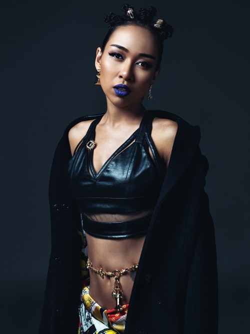 Nữ ca sĩ nổi loạn và quái lạ.