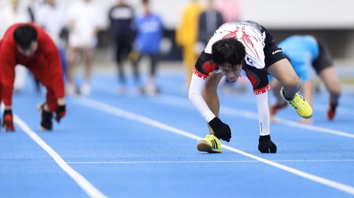 Kenichi Ito, 31 tuổi thiết lập kỷ lục Guinness mới 'chạy bằng hai tay hai chân nhanh nhất thế giới' với 16 phút 87 giây cho 100 mét.