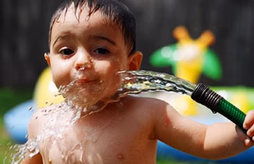 Không cho trẻ tắm quá lâu. Nếu tắm nhiều lần trong ngày hoặc ngâm mình dưới nước biển với thời gian lâu thì trẻ cũng rất dễ bị cảm lạnh gây viêm họng, viêm amiđan hoặc nặng hơn là viêm phổi. Nếu không phát hiện kịp thời và có biện pháp xử trí thích đáng thì bệnh tình của trẻ sẽ nặng thêm mà biểu hiện là thân nhiệt tăng cao, ho cũng tăng lên, li bì, khó thở nhiều, liên tục.