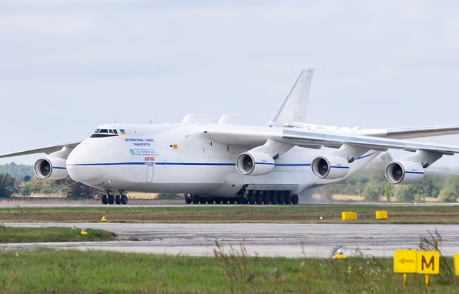 Với trọng lượng tối đa khi cất cánh là 640 tấn, Antonov An-225 của Nga là máy bay vận tải quân sự chiến lược dài và nặng nhất thế giới. Hiện nay trên thế giời, chỉ một chiếc An-225 được sản xuất. Nó cũng là máy bay có độ sải cánh dài nhất trong các dòng phi cơ hiện nay, với 88 m. Hiện tại, An-225 là phi cơ vận tải quân sự chiến lược của Nga, có thể chở khoảng 275 tấn. Khả năng của nó được minh chứng rõ vào năm 2001 khi một chiếc An-225 chở 4 xe tăng với tổng khối lượng là 280 tấn. Ảnh: Wikipedia.
