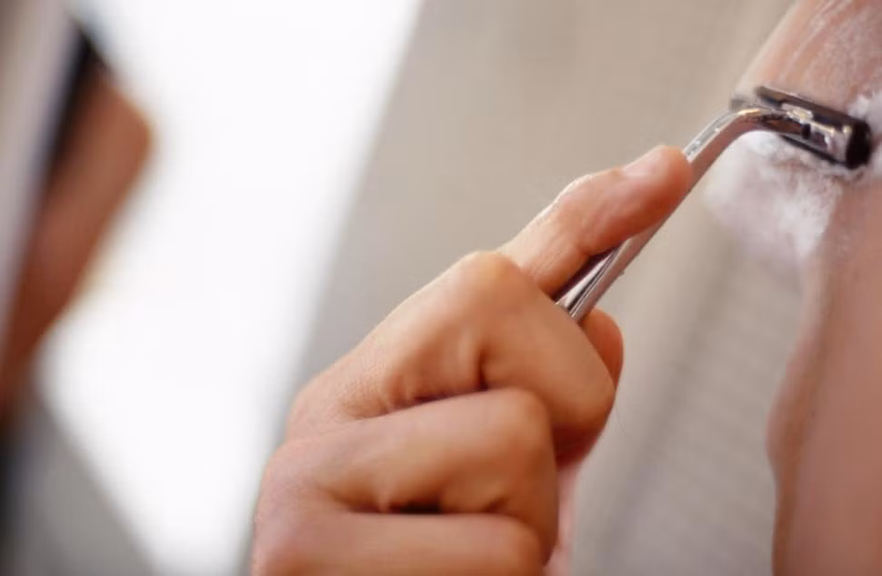 Thực hiện những đường cạo chính xác, tỉ mỉ. Dùng một tay kéo làn da bạn thật căng, sau đó dùng tay kia bắt đầu cạo một cách nhẹ nhàng và cẩn thận. Nếu bạn có nhiều sợi lông mọc ngược, hãy cạo theo hướng tăng trưởng của lông. Cạo ngược lại với hướng phát triển của lông sẽ làm tăng nguy cơ "vi-ô-lông" mọc ngược vào trong.